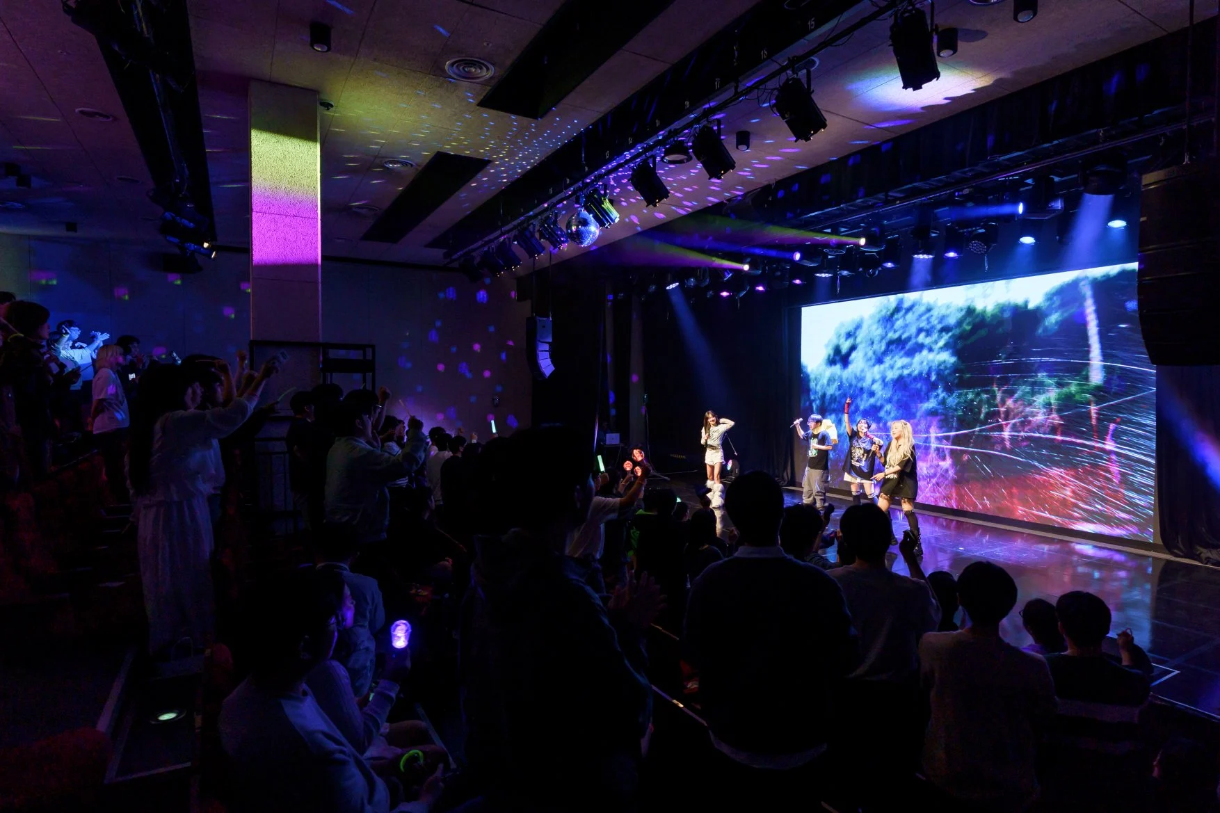 첫 콘서트 객석과 공연장